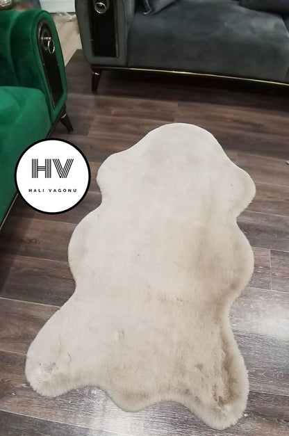 Halı Vagonu Vizon Tavşan Post Halı görüntüsü, yumuşak dokusu ve kaymaz tabanı ile Gri Tavşan Post Halı olarak tercih edilebilir.