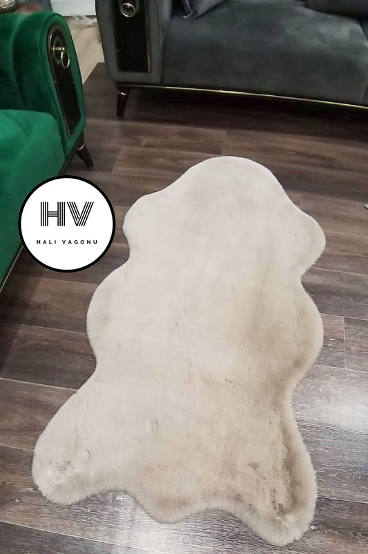 Halı Vagonu Vizon Tavşan Post Halı görüntüsü, yumuşak dokusu ve kaymaz tabanı ile Gri Tavşan Post Halı olarak tercih edilebilir.