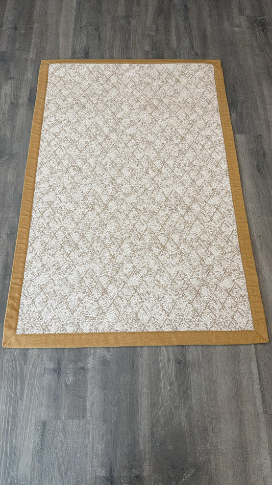 100 x 150 Kumaş Bordürlü Leke Tutmaz Kaymaz Taban Özel Tasarım Halı
