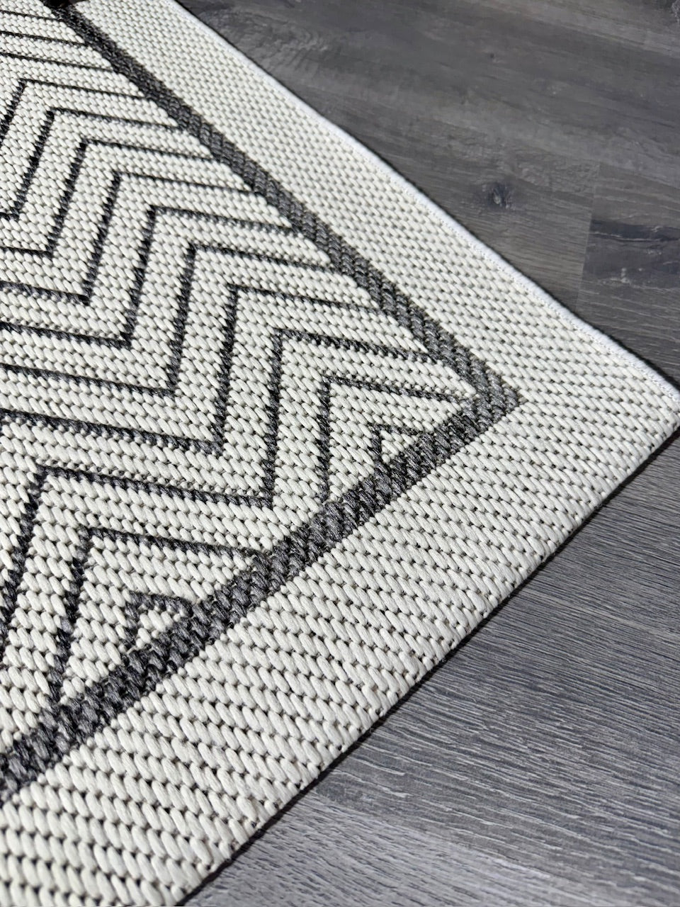 Halı Vagonu'nun antrasit beyaz zigzag kenarı, detaylı bir görünüm.