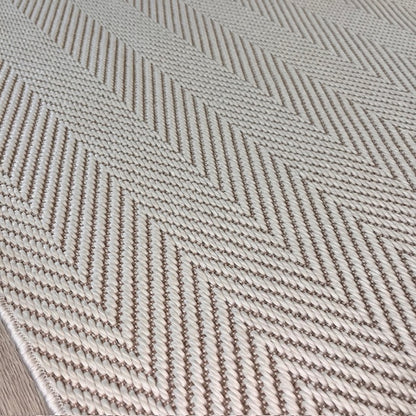 Sisal halının detaylı görünümü, dokusu ve zigzag desenleri vurgulanıyor.