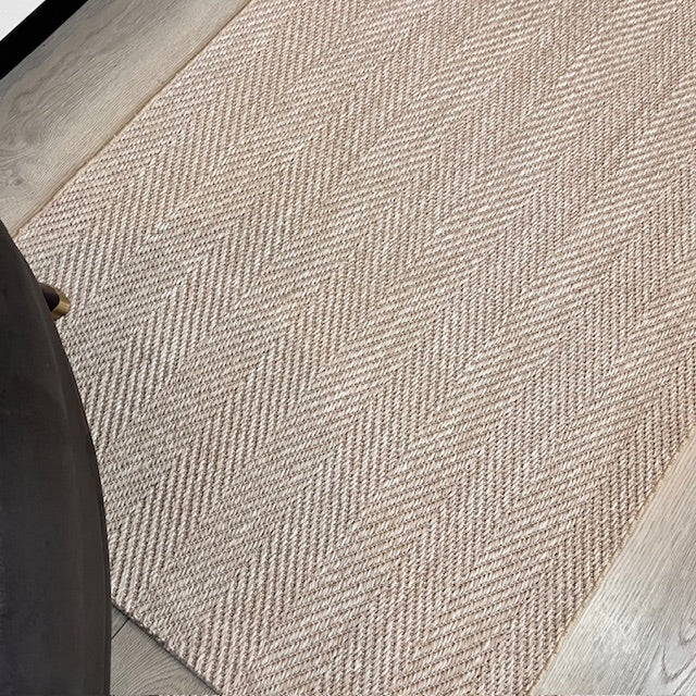 Elit Sisal halının aydınlık bir ortamda detaylı görüntüsü, dokusu ve deseni belirgin.