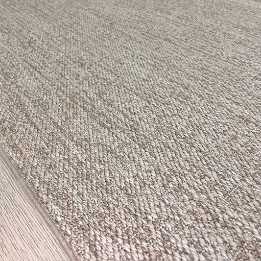 Yumuşak dokulu sisal halının yakın plan görüntüsü, detaylı yüzeyi ve doğal renk tonlarıyla dikkat çekiyor.