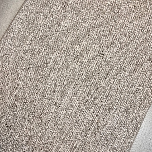 Açık renkli sisal halının detaylı görünümü, yüzeyinin dokusu ve örüntüsü açıkça belirgin.