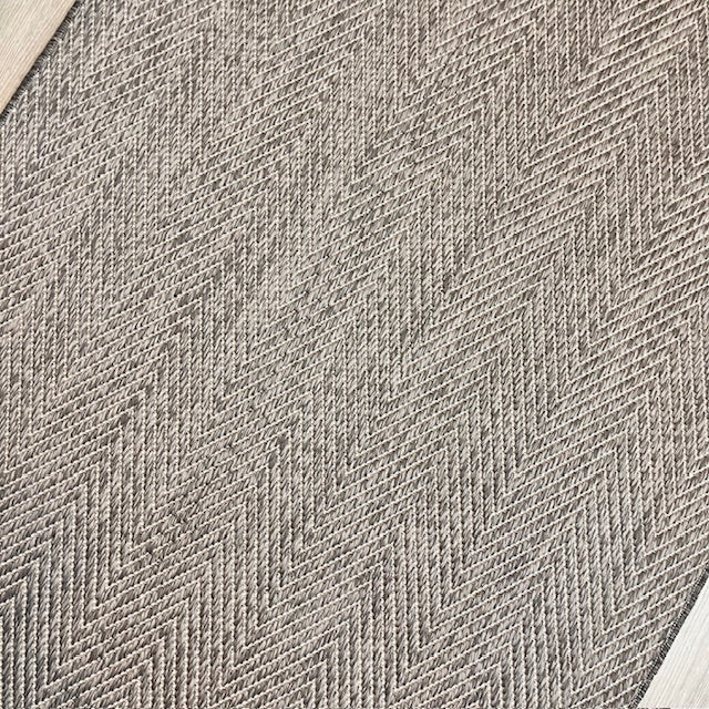 Gri tonlarda Elit Sisal halı, yüzeydeki dokunun detaylarıyla birlikte.