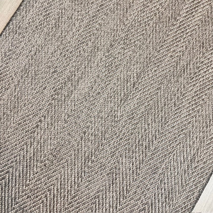 Gri tonlarda Elit Sisal halı, yüzeydeki dokunun detaylarıyla birlikte.