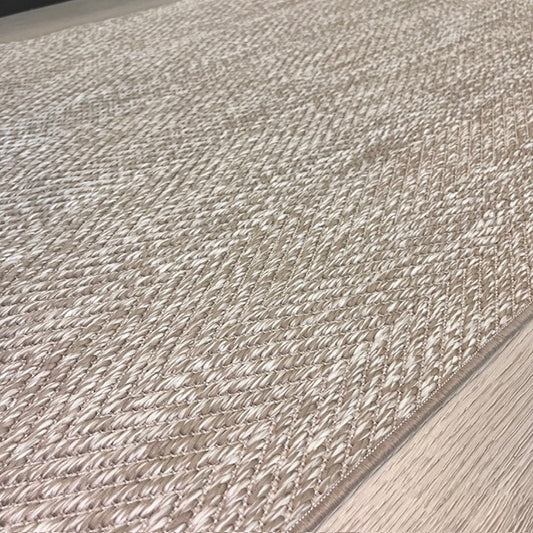 Sisal halının yakın plan görüntüsü, dokusunu ve desenini vurguluyor. Yumuşak dokusu dikkat çekiyor.