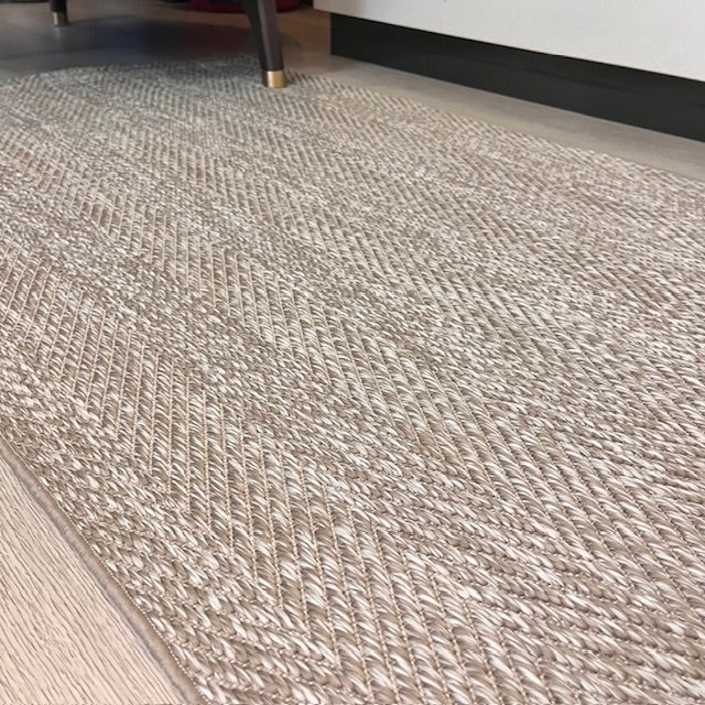 Oturma odasında Elit sisal halı, mobilyaların yanında geniş bir açıdan görüntüleniyor.