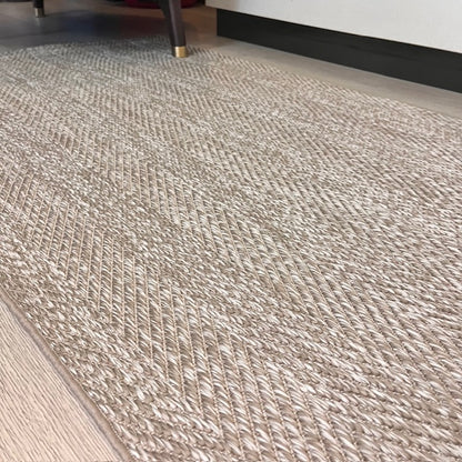 Oturma odasında Elit sisal halı, mobilyaların yanında geniş bir açıdan görüntüleniyor.