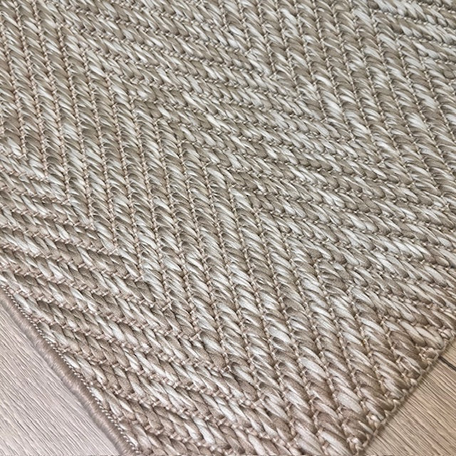 Elit sisal halı, lüks bir oturma alanında gösteriliyor. Halının doğal bej rengi, ortamla uyumlu.