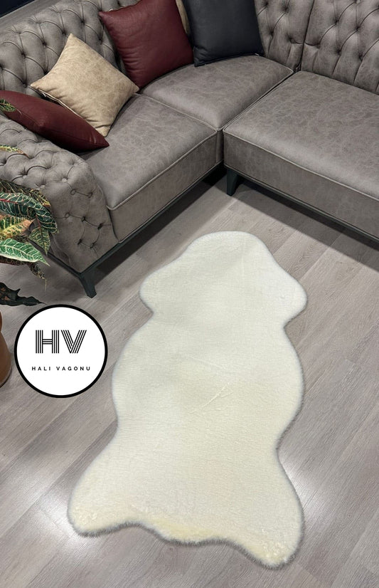 Halı Vagonu Krem Tavşan Post Halı, yumuşak dokusu ve kaymaz tabanı ile ev dekorasyonunu tamamlarken, tüy dökmez özelliği sayesinde uzun ömürlü kullanım sunar.